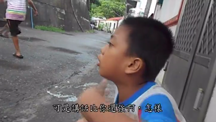 原住民小孩鬥嘴「你光頭綠頭湯」！男孩招架不住「無厘頭反擊」笑翻網友