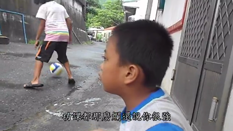 原住民小孩鬥嘴「你光頭綠頭湯」！男孩招架不住「無厘頭反擊」笑翻網友