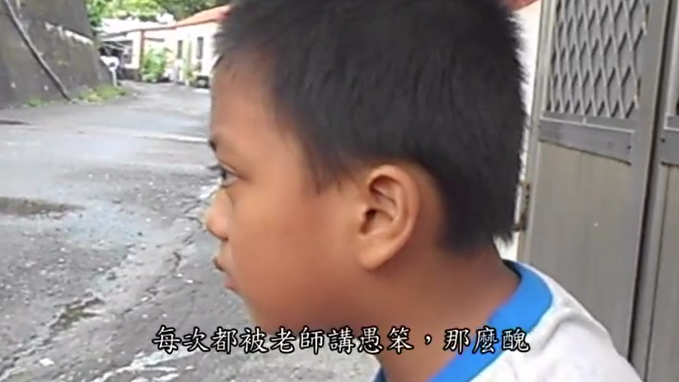 原住民小孩鬥嘴「你光頭綠頭湯」！男孩招架不住「無厘頭反擊」笑翻網友