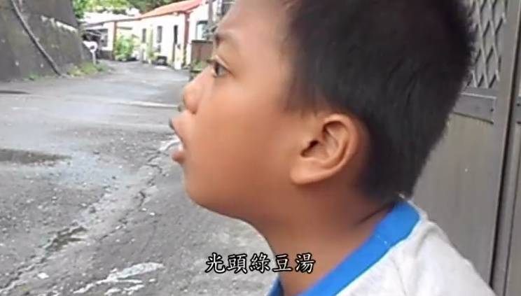 原住民小孩鬥嘴「你光頭綠頭湯」！男孩招架不住「無厘頭反擊」笑翻網友