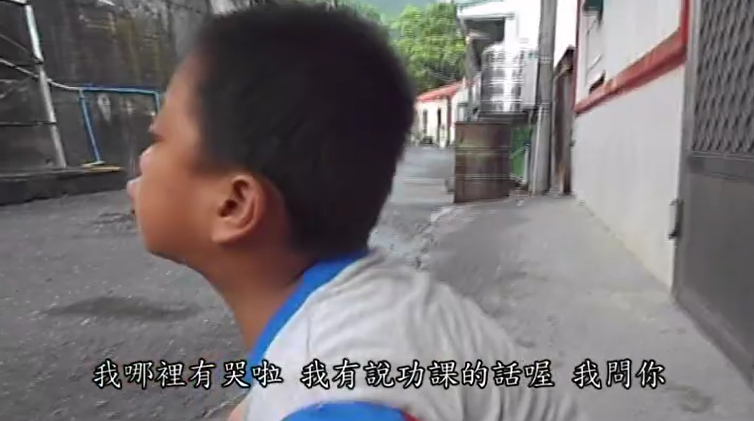 原住民小孩鬥嘴「你光頭綠頭湯」！男孩招架不住「無厘頭反擊」笑翻網友