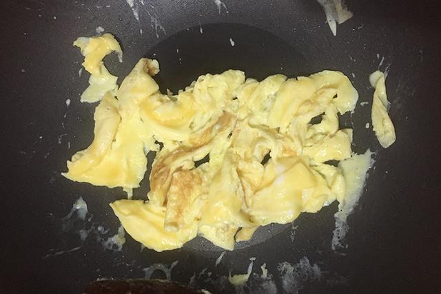 「韭菜炒蛋」到底先炒韭菜還是先炒蛋？很多人不知道這樣做才最好吃！