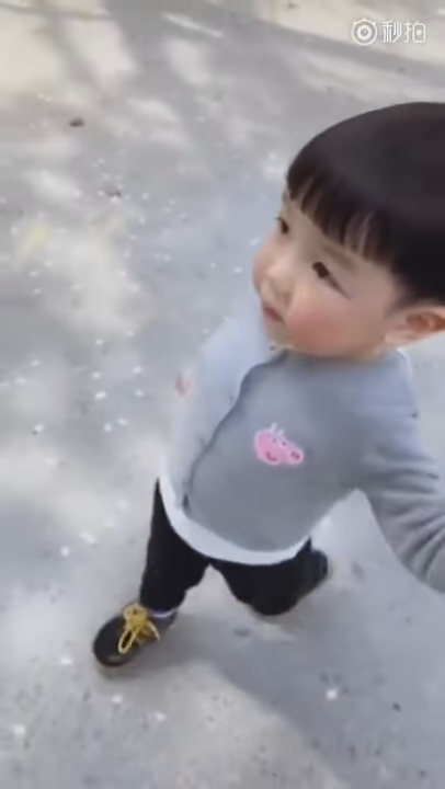 小萌娃走不動討抱抱！媽媽答應：「數到3就抱你」　發現不對勁「小奶音反將媽媽一軍」萌歪