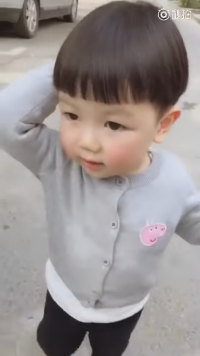 小萌娃走不動討抱抱！媽媽答應：「數到3就抱你」　發現不對勁「小奶音反將媽媽一軍」萌歪