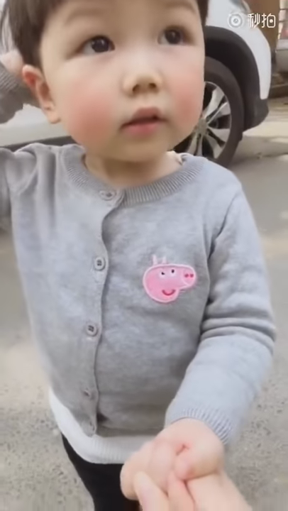 小萌娃走不動討抱抱！媽媽答應：「數到3就抱你」　發現不對勁「小奶音反將媽媽一軍」萌歪