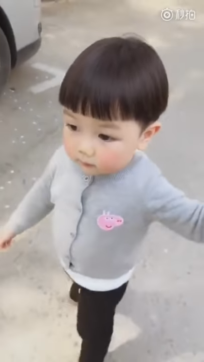 小萌娃走不動討抱抱！媽媽答應：「數到3就抱你」　發現不對勁「小奶音反將媽媽一軍」萌歪