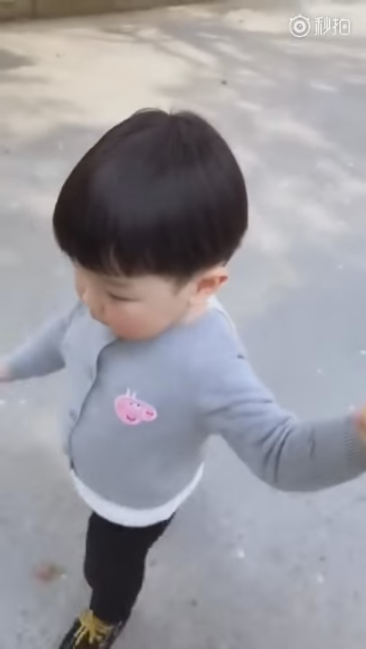 小萌娃走不動討抱抱！媽媽答應：「數到3就抱你」　發現不對勁「小奶音反將媽媽一軍」萌歪