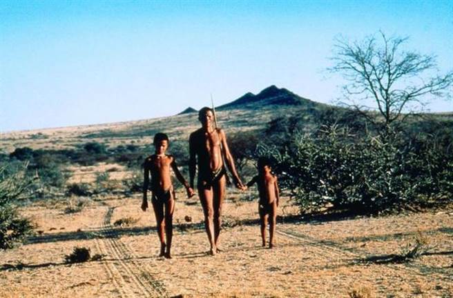記得《上帝也瘋狂》的黑人土著嗎？當年票房破億「他只拿到9千酬勞」　後來他去哪裡了？