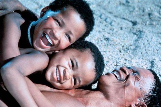 記得《上帝也瘋狂》的黑人土著嗎？當年票房破億「他只拿到9千酬勞」　後來他去哪裡了？