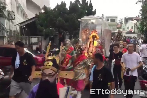 不想回地府！阿飄逗留人間「城隍爺夜巡追拿」　突然衝上天橋「來硬的」驅邪化煞