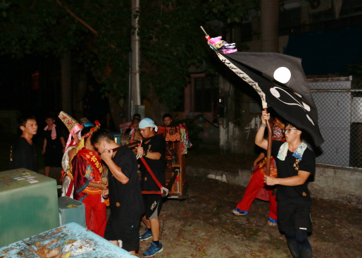 不想回地府！阿飄逗留人間「城隍爺夜巡追拿」　突然衝上天橋「來硬的」驅邪化煞