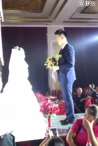 新郎在眾人面前單膝下跪求婚　一聲「啪」讓搖滾區大嬸笑噴超糗