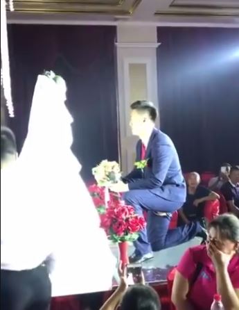 新郎在眾人面前單膝下跪求婚　一聲「啪」讓搖滾區大嬸笑噴超糗