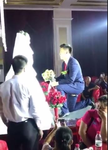 新郎在眾人面前單膝下跪求婚　一聲「啪」讓搖滾區大嬸笑噴超糗