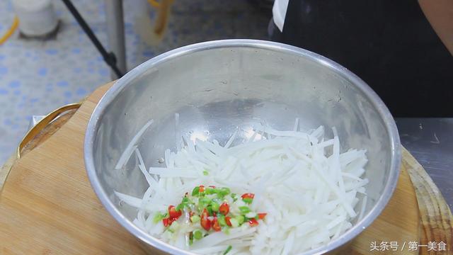 蘿蔔別只燉著吃，試試這秘制新吃法，不用炒，不油炸，給肉都不換
