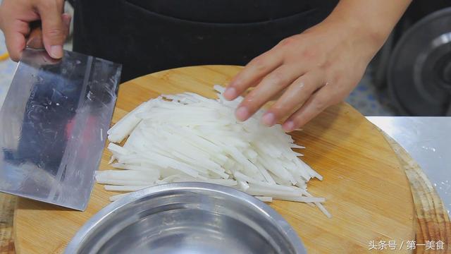 蘿蔔別只燉著吃，試試這秘制新吃法，不用炒，不油炸，給肉都不換