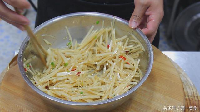 蘿蔔別只燉著吃，試試這秘制新吃法，不用炒，不油炸，給肉都不換