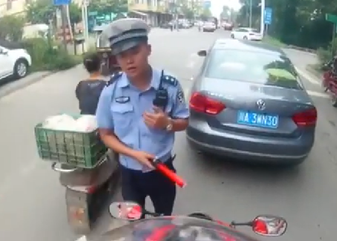 他騎車被攔「沒帶證件」被警嗆：你騎啥車　他下意識「脫口5個字」對方嚇歪秒放過他