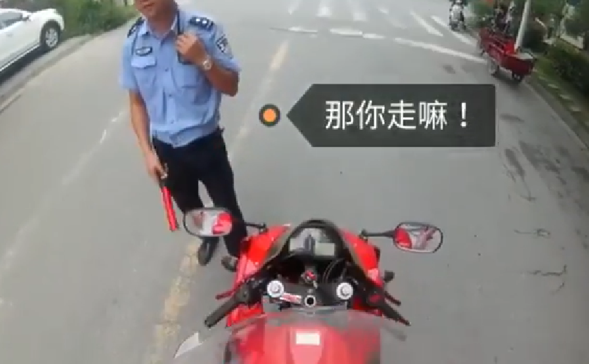 他騎車被攔「沒帶證件」被警嗆：你騎啥車　他下意識「脫口5個字」對方嚇歪秒放過他