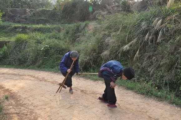 一生牽掛！丈夫雙眼看不見要妻子改嫁 她「用一根竹竿牽情33年」：這輩子我管定了