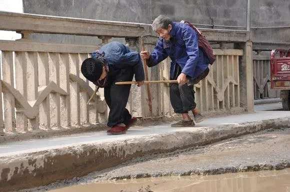 一生牽掛！丈夫雙眼看不見要妻子改嫁 她「用一根竹竿牽情33年」：這輩子我管定了
