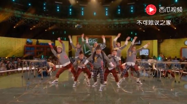 最強小學生！鐘聲一響「全班從課桌椅彈起來」熱舞　壓軸「超狂特技級合體」尖叫聲破表