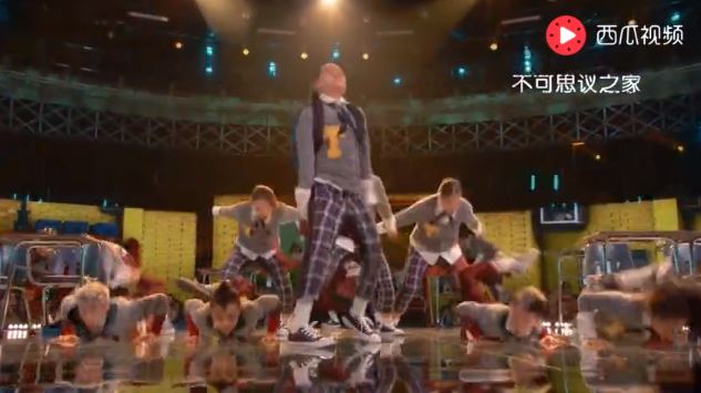 最強小學生！鐘聲一響「全班從課桌椅彈起來」熱舞　壓軸「超狂特技級合體」尖叫聲破表