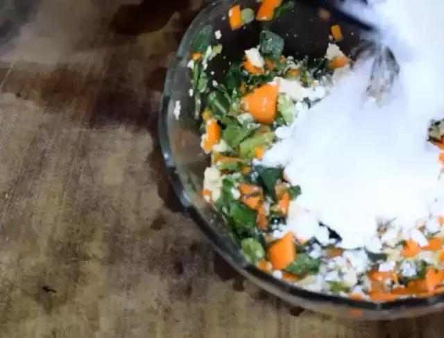 豆腐新吃法，放2個雞蛋，不用一滴水，筷子攪一攪，比肉還好吃
