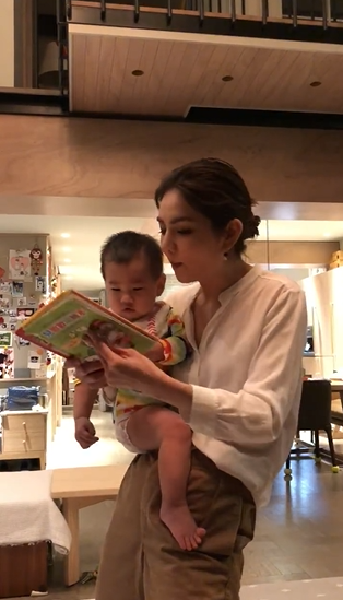 Ella用童音唱《拔蘿蔔》哄娃   下秒切換「陳雷版」勁寶傻眼！眾人噴飯：媽媽壞掉了