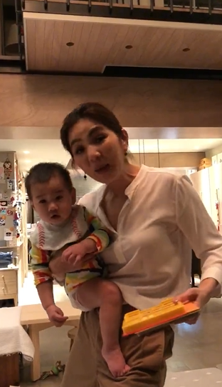 Ella用童音唱《拔蘿蔔》哄娃   下秒切換「陳雷版」勁寶傻眼！眾人噴飯：媽媽壞掉了