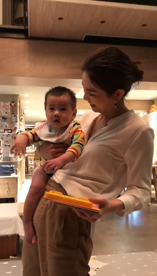 Ella用童音唱《拔蘿蔔》哄娃   下秒切換「陳雷版」勁寶傻眼！眾人噴飯：媽媽壞掉了