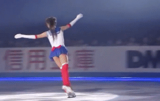 俄國少女15秒「完美變身月光仙子」！腳踩溜冰鞋「超高難度凌空旋轉」觀眾目瞪口呆