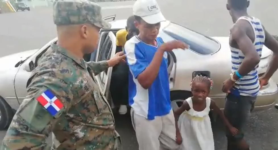 小轎車超載「後座塞11人」被警察攔下　後車廂傳怪聲「打開跑出更多人」差點暈倒