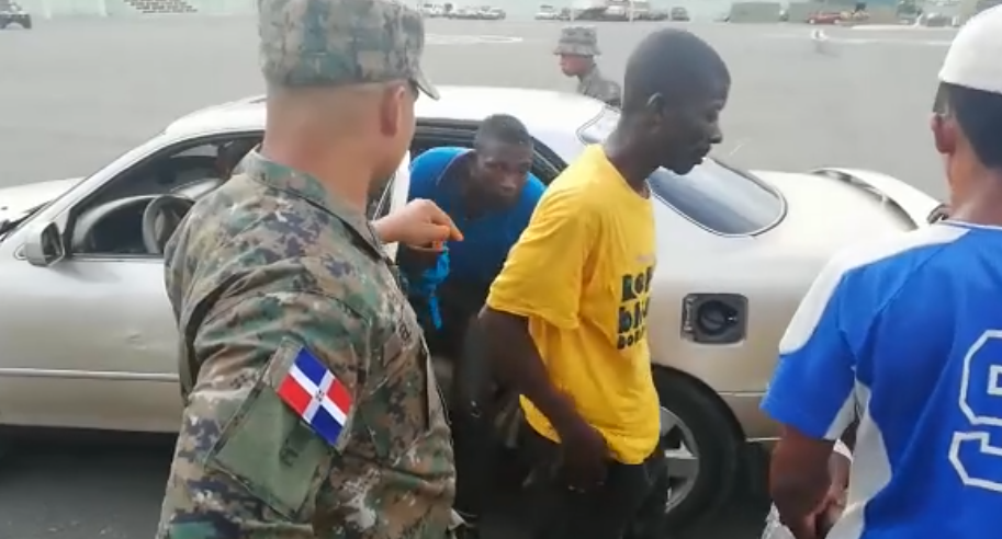 小轎車超載「後座塞11人」被警察攔下　後車廂傳怪聲「打開跑出更多人」差點暈倒