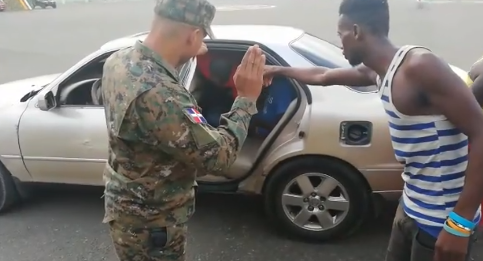 小轎車超載「後座塞11人」被警察攔下　後車廂傳怪聲「打開跑出更多人」差點暈倒