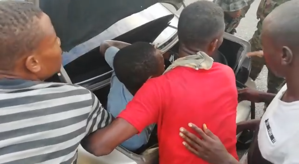 小轎車超載「後座塞11人」被警察攔下　後車廂傳怪聲「打開跑出更多人」差點暈倒