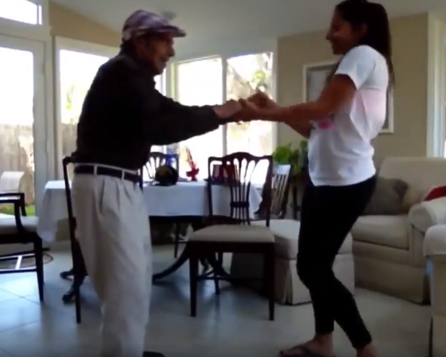 有我牽著你！孫女向「93歲阿茲海默爺爺」邀舞  音樂一下「爺爺的反應」讓萬人落淚：別忘記我