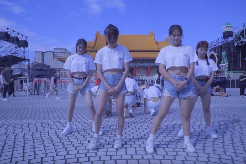 超強女舞團神還原「10首S.H.E經典舞曲」　街頭快閃「萬人感動淚推」：17年的青春歲月啊❤