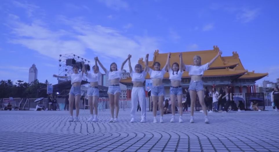 超強女舞團神還原「10首S.H.E經典舞曲」　街頭快閃「萬人感動淚推」：17年的青春歲月啊❤