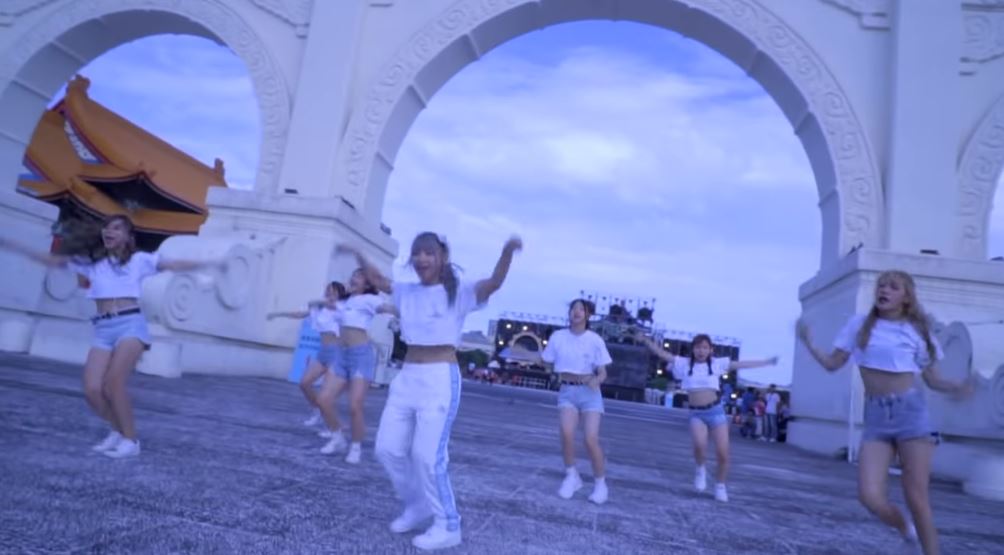 超強女舞團神還原「10首S.H.E經典舞曲」　街頭快閃「萬人感動淚推」：17年的青春歲月啊❤