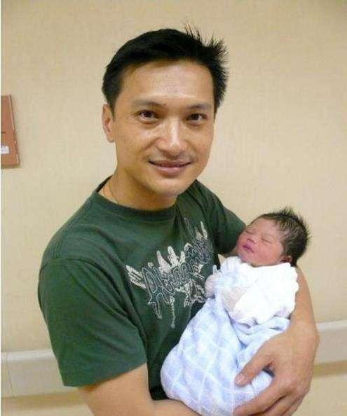 父愛如山！三年只為教兒子上廁所 他「為自閉症兒子息影七年」：從不放棄奇蹟