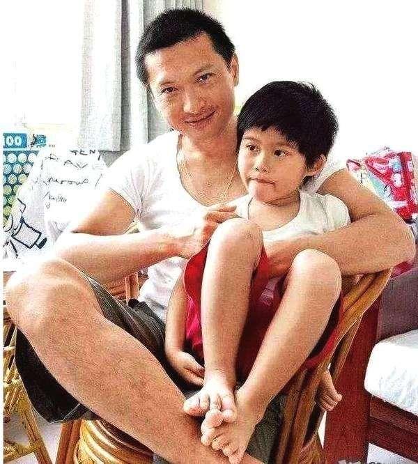 父愛如山！三年只為教兒子上廁所 他「為自閉症兒子息影七年」：從不放棄奇蹟