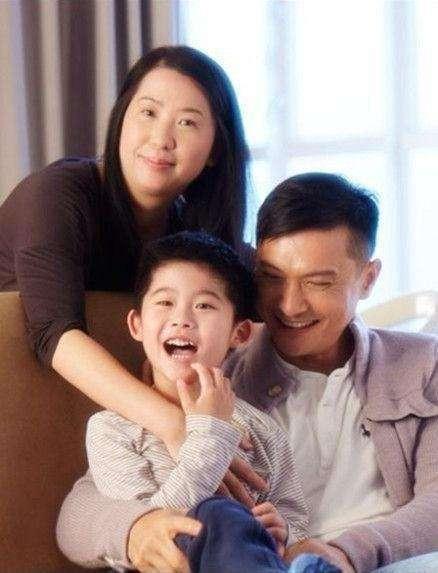 父愛如山！三年只為教兒子上廁所 他「為自閉症兒子息影七年」：從不放棄奇蹟