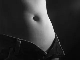 肚臍眼裡的「泥」能不能摳？原來很多人都做錯了