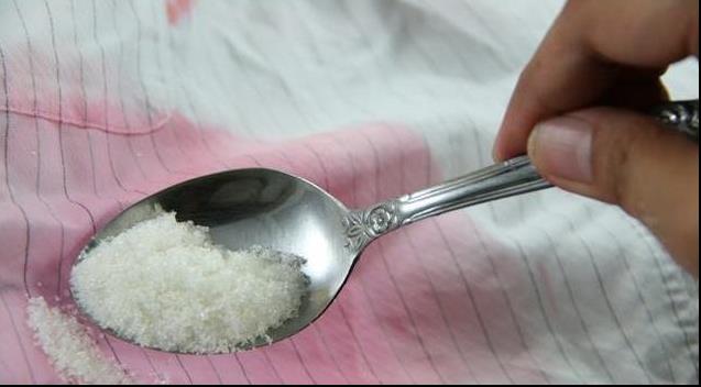 白衣服發黃千萬不要扔！學會洗衣店這「6招」    洗完像紙一樣白