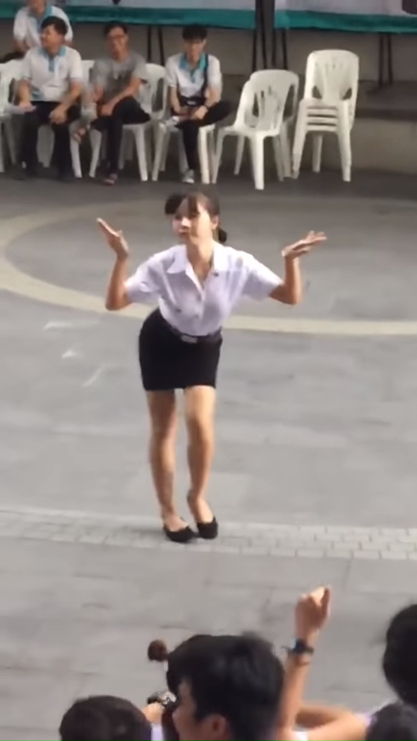 泰國女學生大跳自創火雞舞　跳一半「一旁女同學也加入」全校嗨到最高點：同學壞掉了嗎