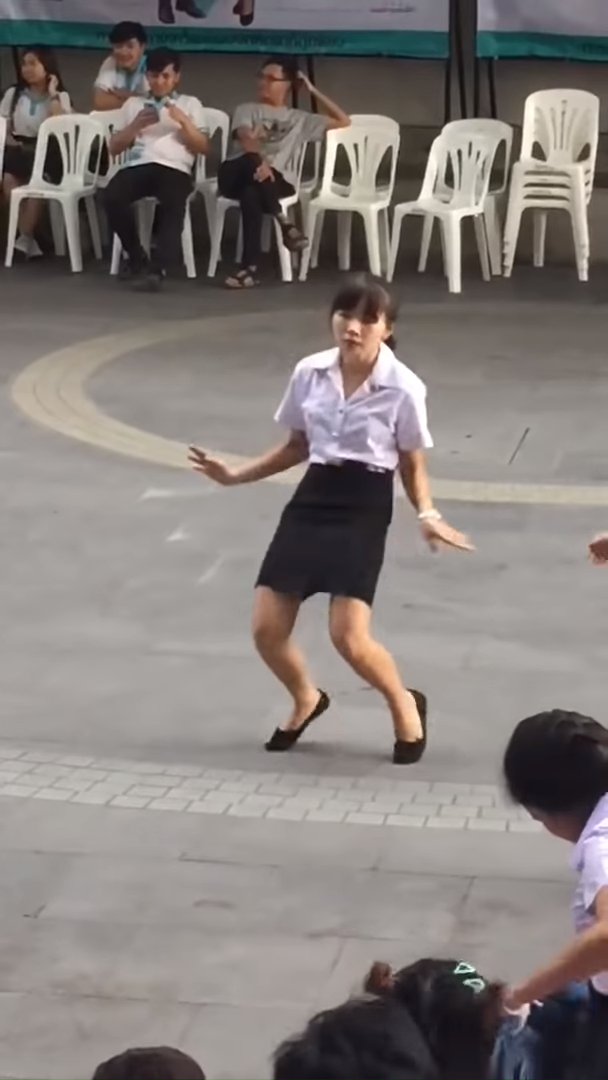 泰國女學生大跳自創火雞舞　跳一半「一旁女同學也加入」全校嗨到最高點：同學壞掉了嗎