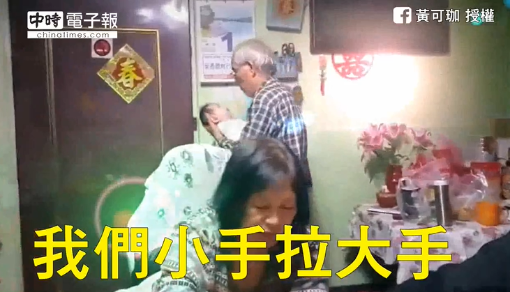 怕吵醒金孫！新手阿公「超僵硬姿勢」抱寶寶繞圈   沉浸祖孫世界「有愛眼神」網喊：想阿公了