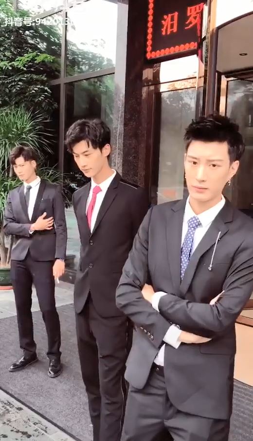 超帥伴郎團「各個顏值爆表」畫面超養眼！　鏡頭一轉「憂鬱男低頭玩手機」秒爆紅：整不下手啦