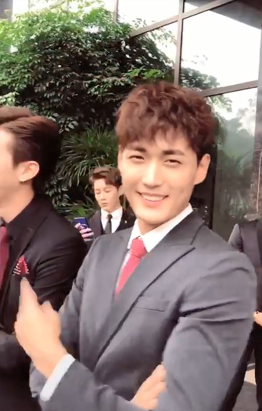 超帥伴郎團「各個顏值爆表」畫面超養眼！　鏡頭一轉「憂鬱男低頭玩手機」秒爆紅：整不下手啦